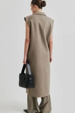 Cira villakangasliivi, fallen rock