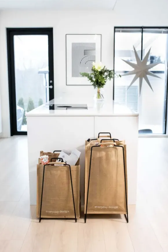 Everyday Design - Helsinki teline, musta