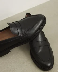 Flattered - Sara nahkaloaferit, musta