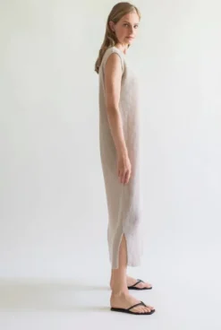 Gauhar - pellavamekko v-kaula-aukolla, sand