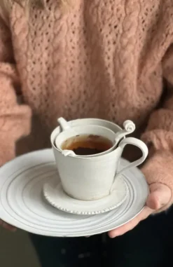 Keraaminen teesihti Tuiasin mukiin, valkoinen