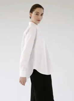 Klassinen paitapusero pitkillä hihoilla