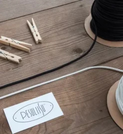 Pesuliisu - pyykkinaru mustalla narulla