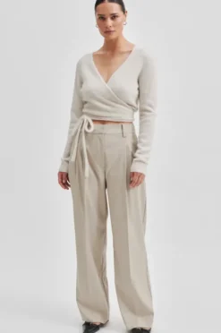 Second Female - Sharo New housut, roasted cashew