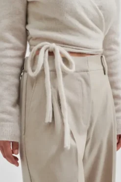 Second Female - Sharo New housut, roasted cashew