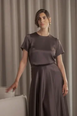 Tessa lyhythihainen satiinipaita, dark chocolate