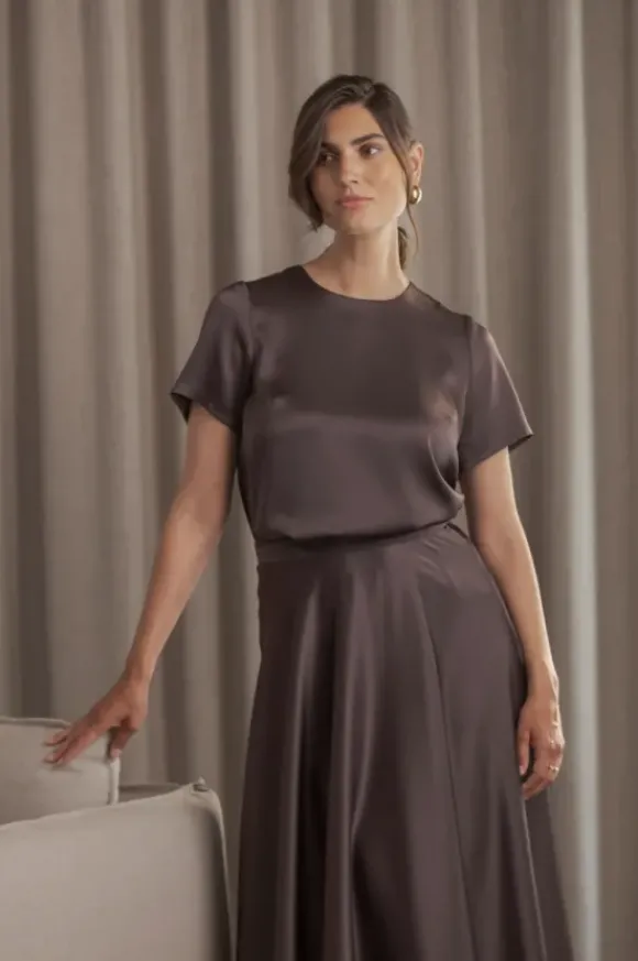 Tessa lyhythihainen satiinipaita, dark chocolate