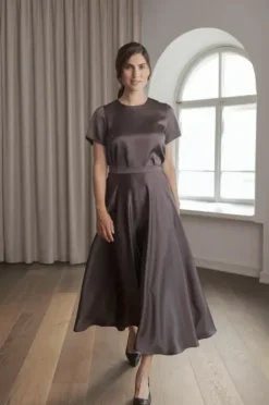 Tessa lyhythihainen satiinipaita, dark chocolate