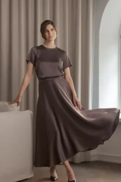 Tina leveähelmainen satiinihame, dark chocolate