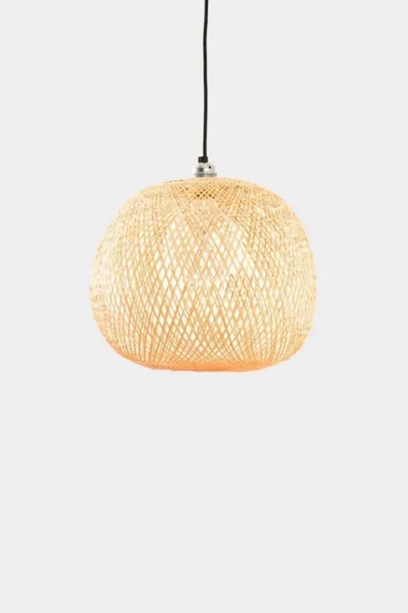 Tunnelmaa tilaan kuin tilaan upeiden valaisimien kautta <3